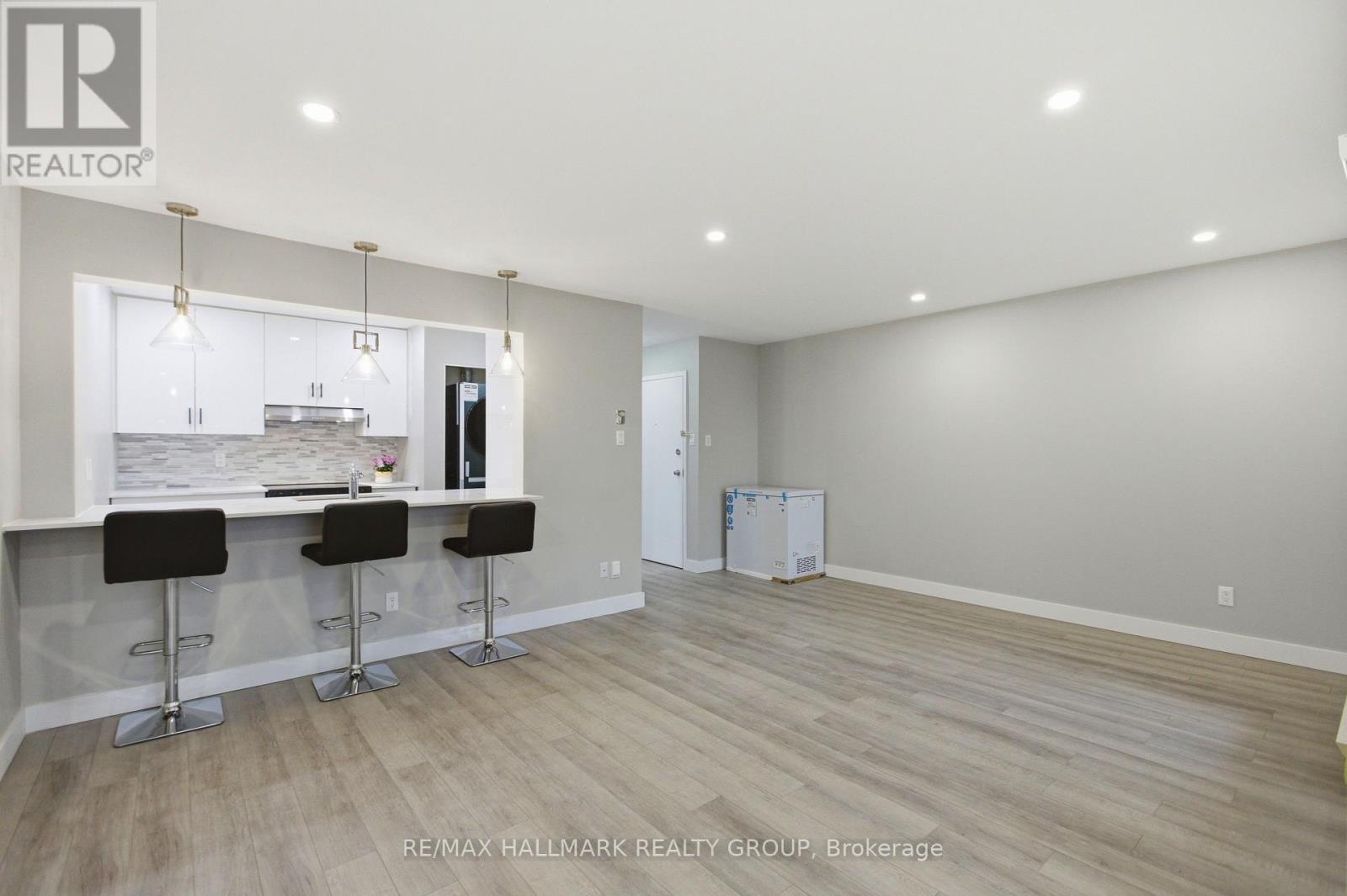 216 - 218 Viewmount Drive, Ottawa, Ontario  K2E 7X5 - Photo 5 - X13443360