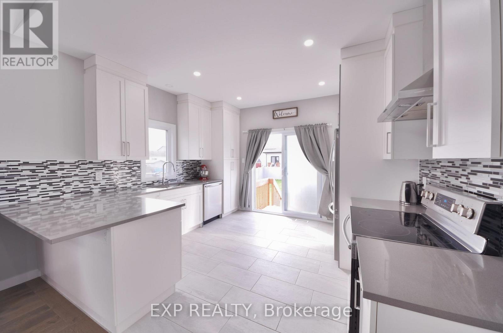 92 Chateauguay Street, Russell, Ontario  K0A 1W0 - Photo 5 - X13443408