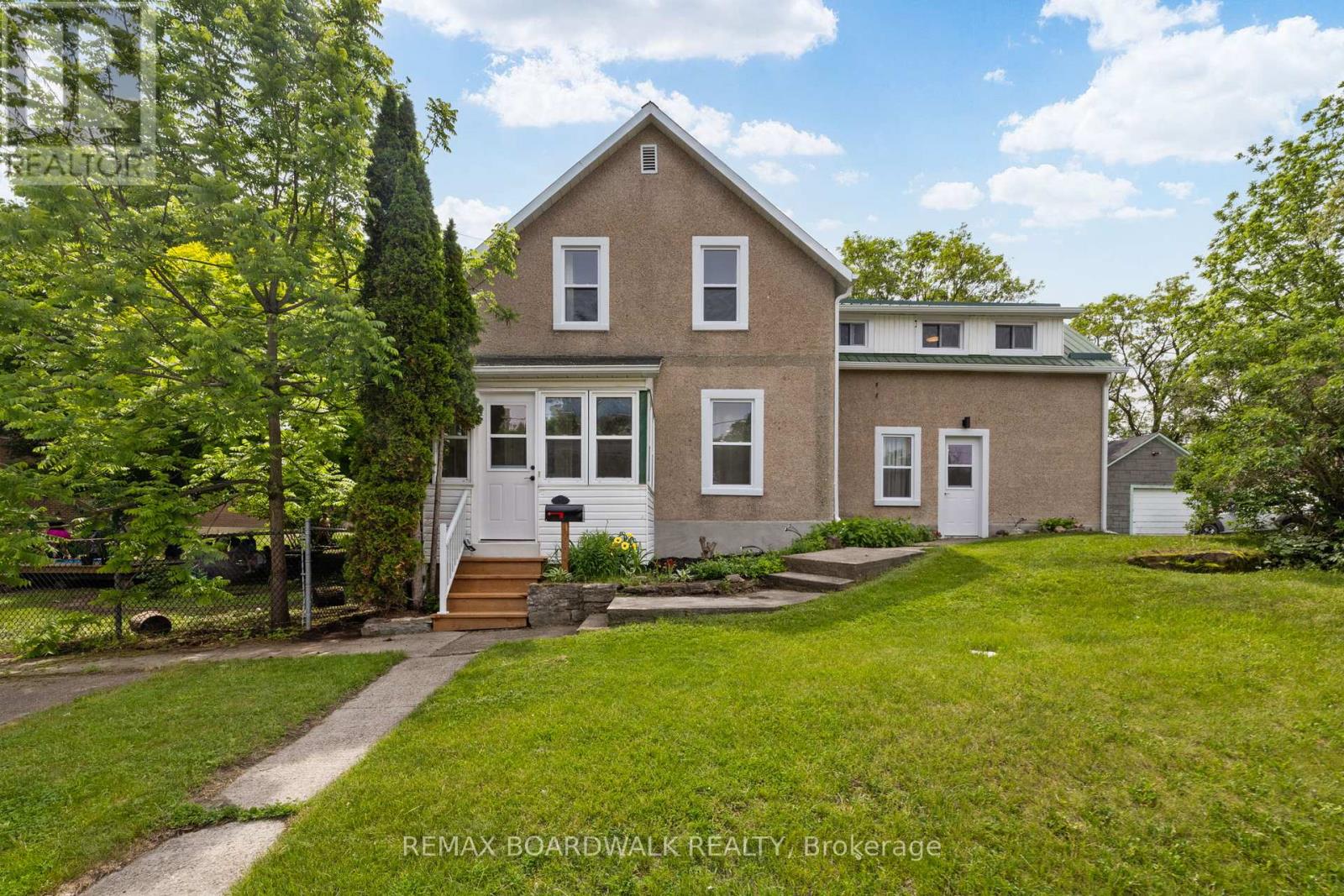 8 GRANT STREET, Perth, Ontario