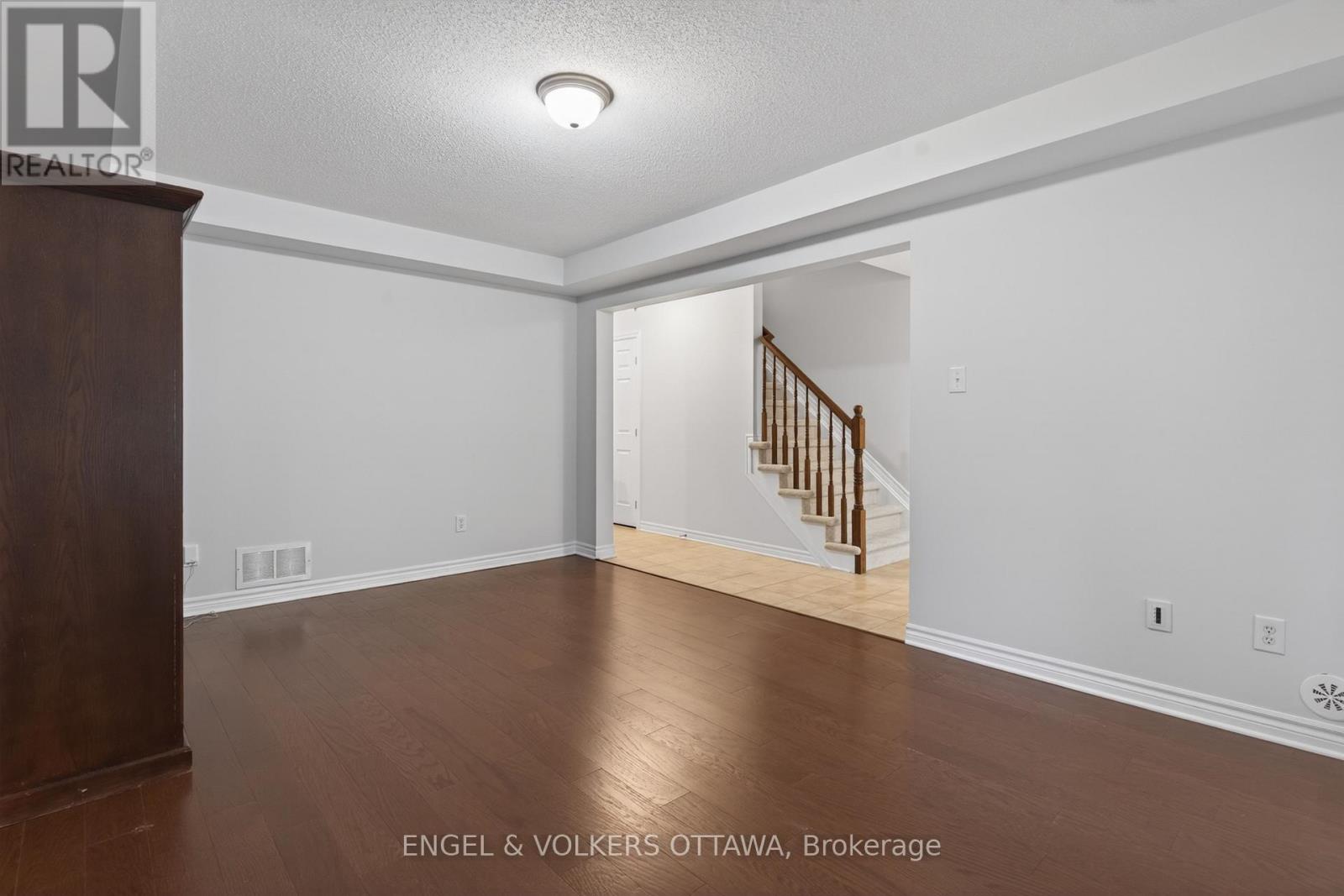 2043 Madrid Avenue, Ottawa, Ontario  K2J 0K1 - Photo 8 - X13447152