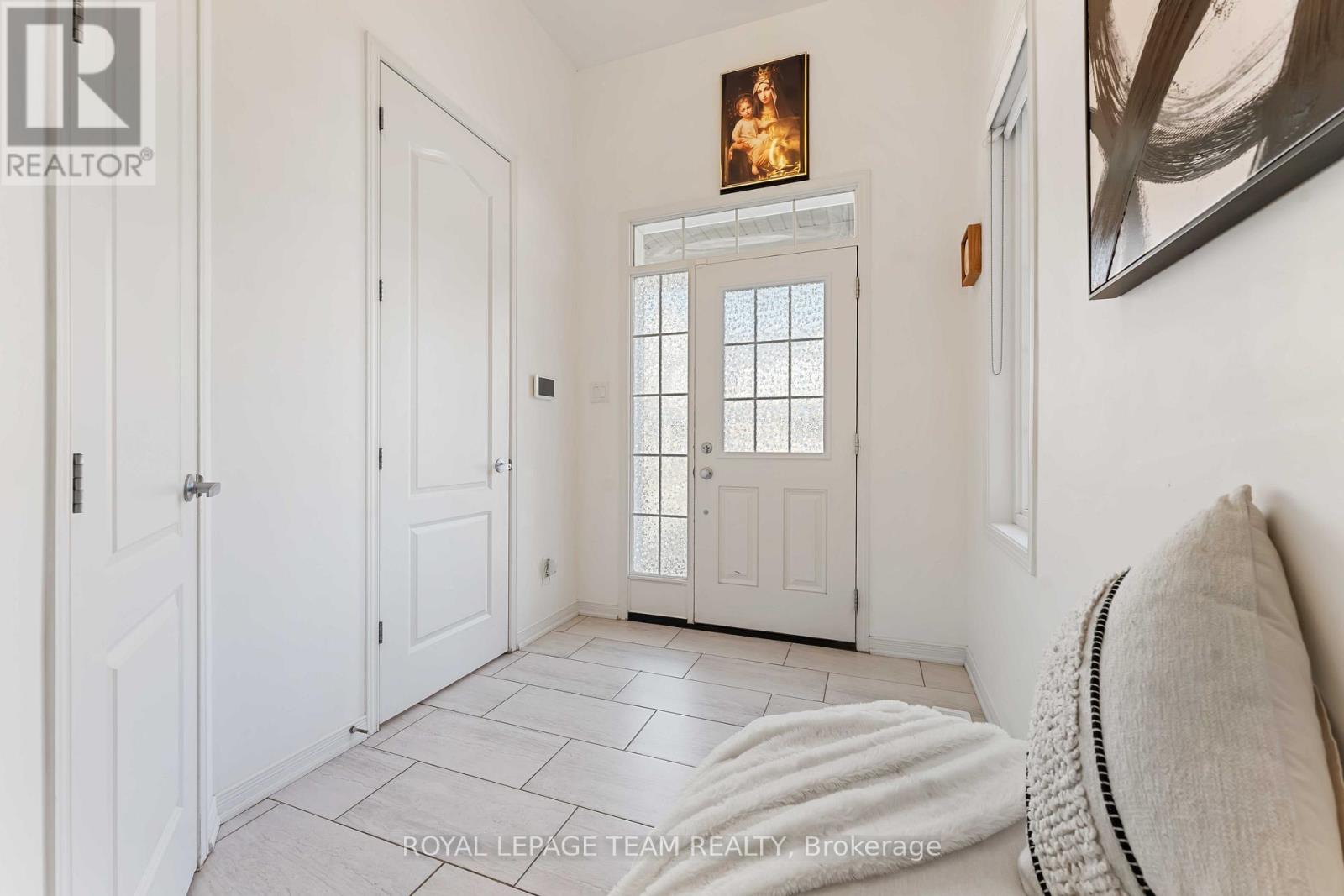 359 Melodie Street, Ottawa, Ontario  K1W 0L8 - Photo 4 - X13447772