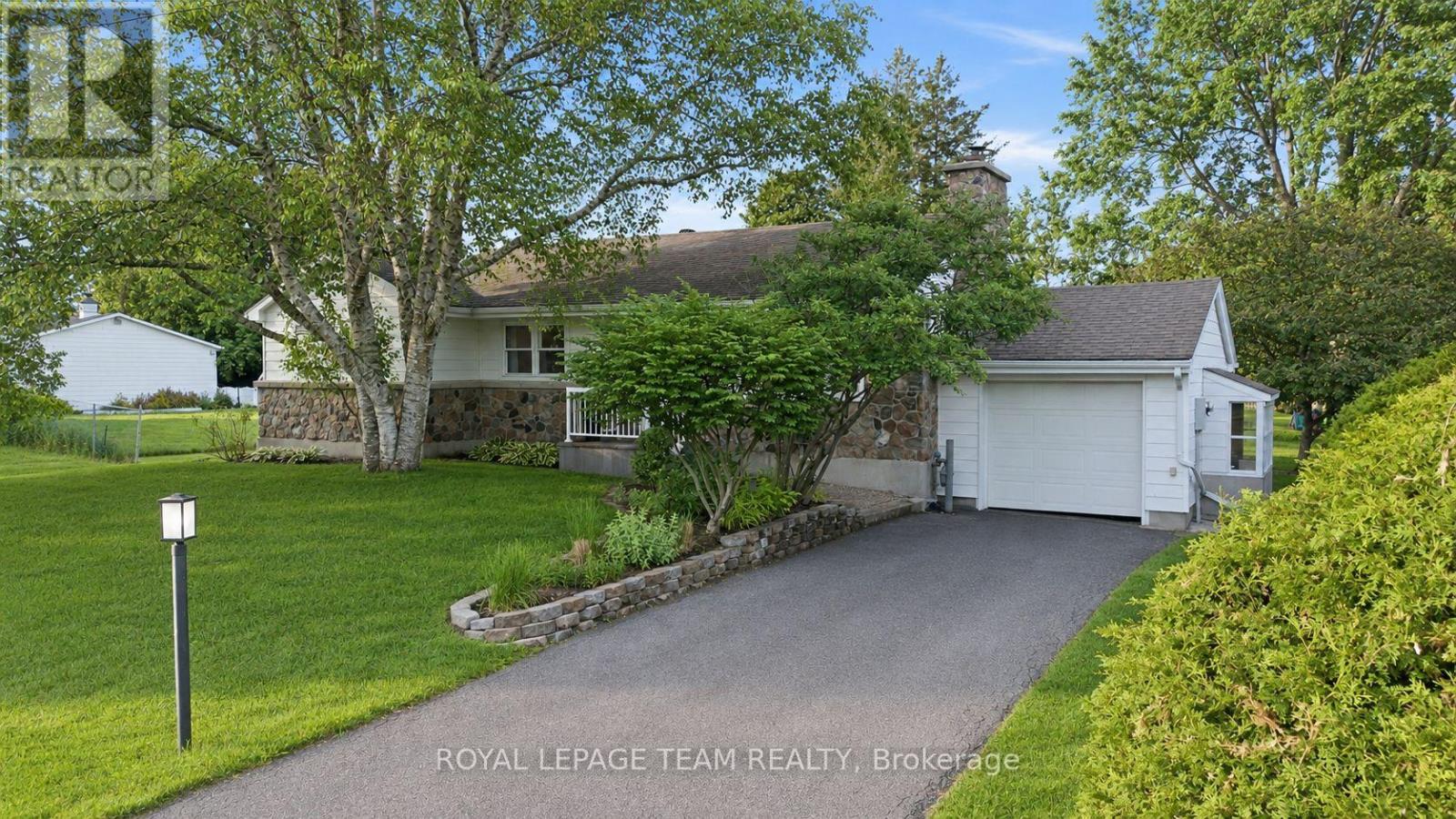 17 Arnold Drive, Ottawa, Ontario  K2H 6V6 - Photo 2 - X13449142