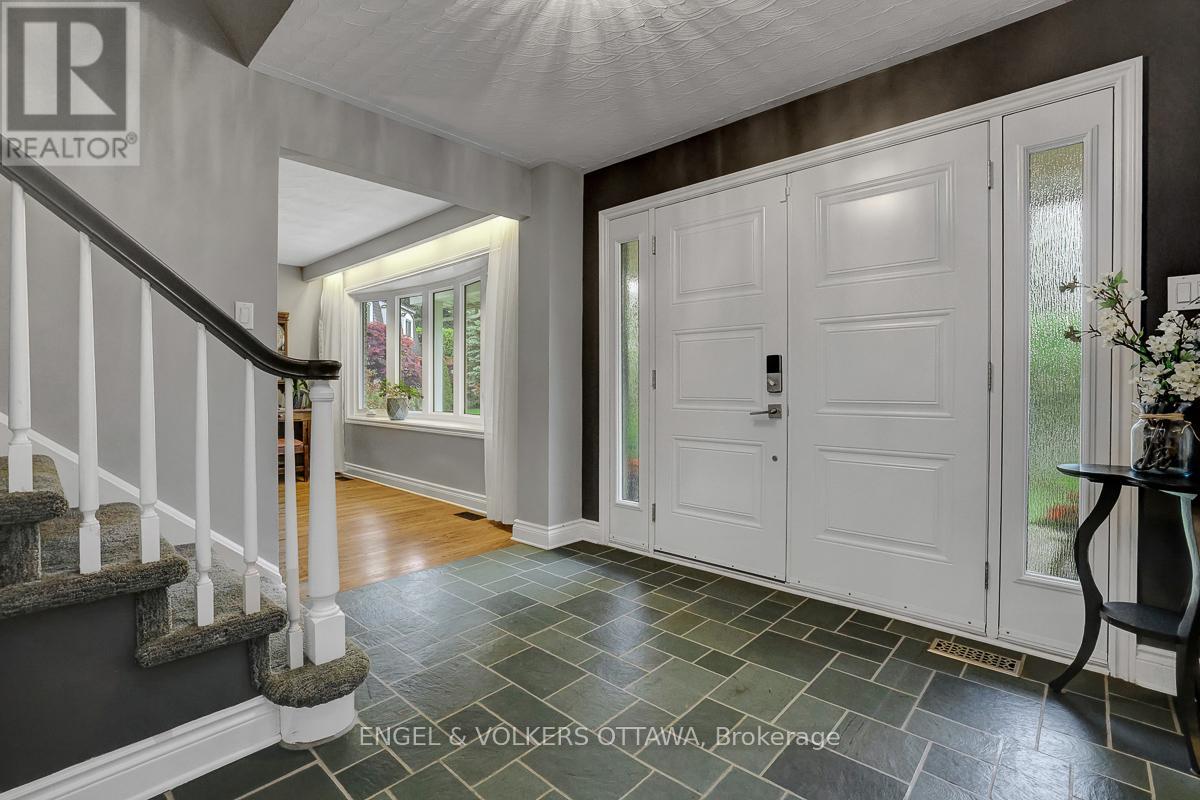 2032 Delmar Court, Ottawa, Ontario  K1H 5R6 - Photo 3 - X13449406