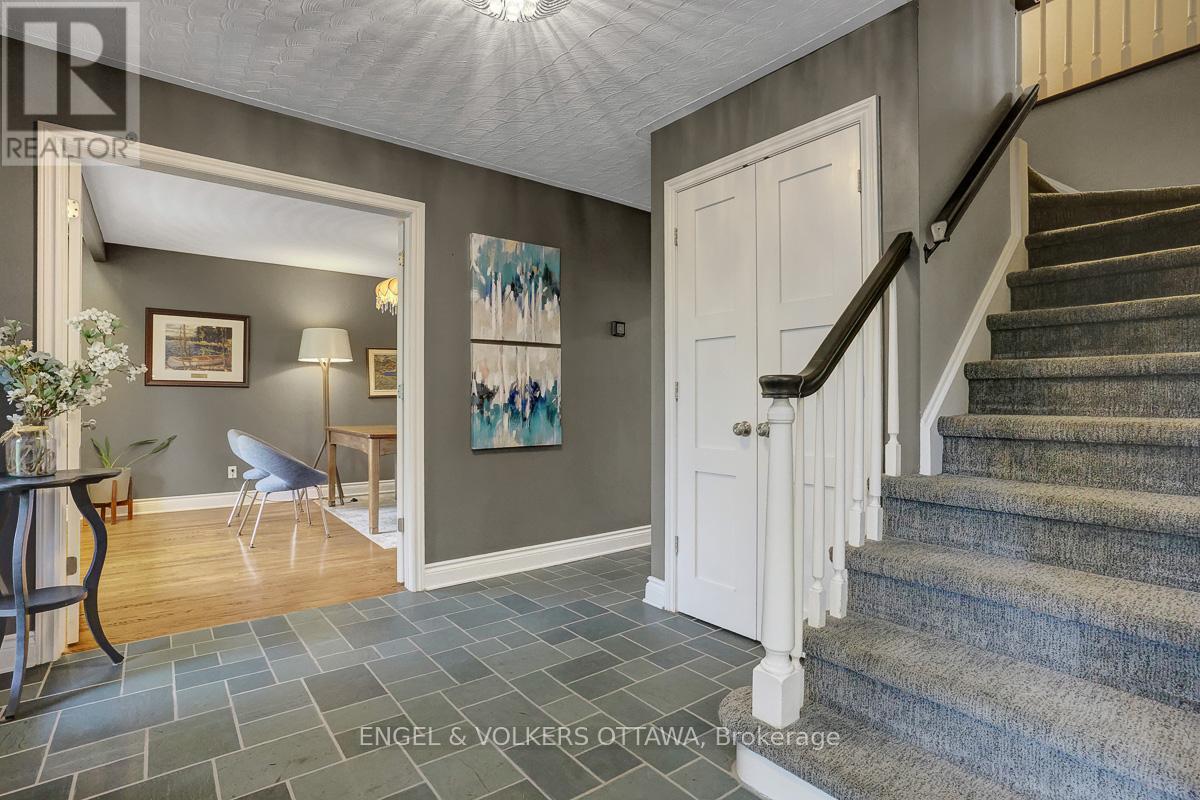2032 Delmar Court, Ottawa, Ontario  K1H 5R6 - Photo 4 - X13449406