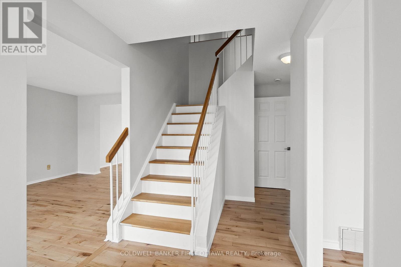 390 Cloverheath Crescent, Ottawa, Ontario  K1E 2R8 - Photo 5 - X13450882