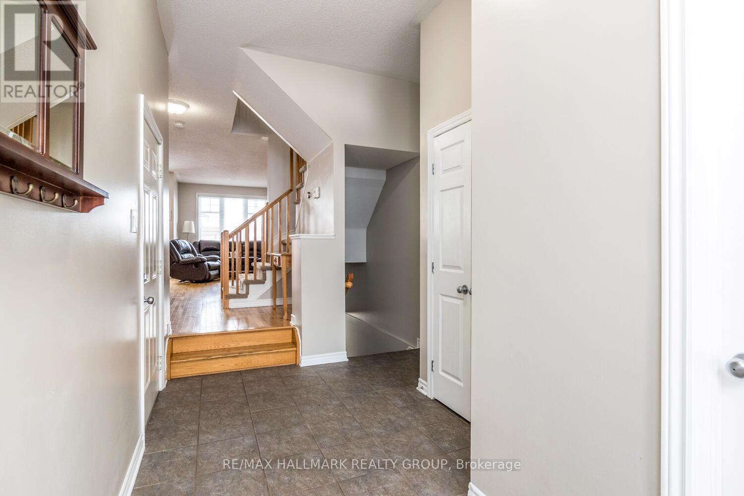 266 Horseshoe Crescent, Ottawa, Ontario  K2S 0B7 - Photo 5 - X13451890