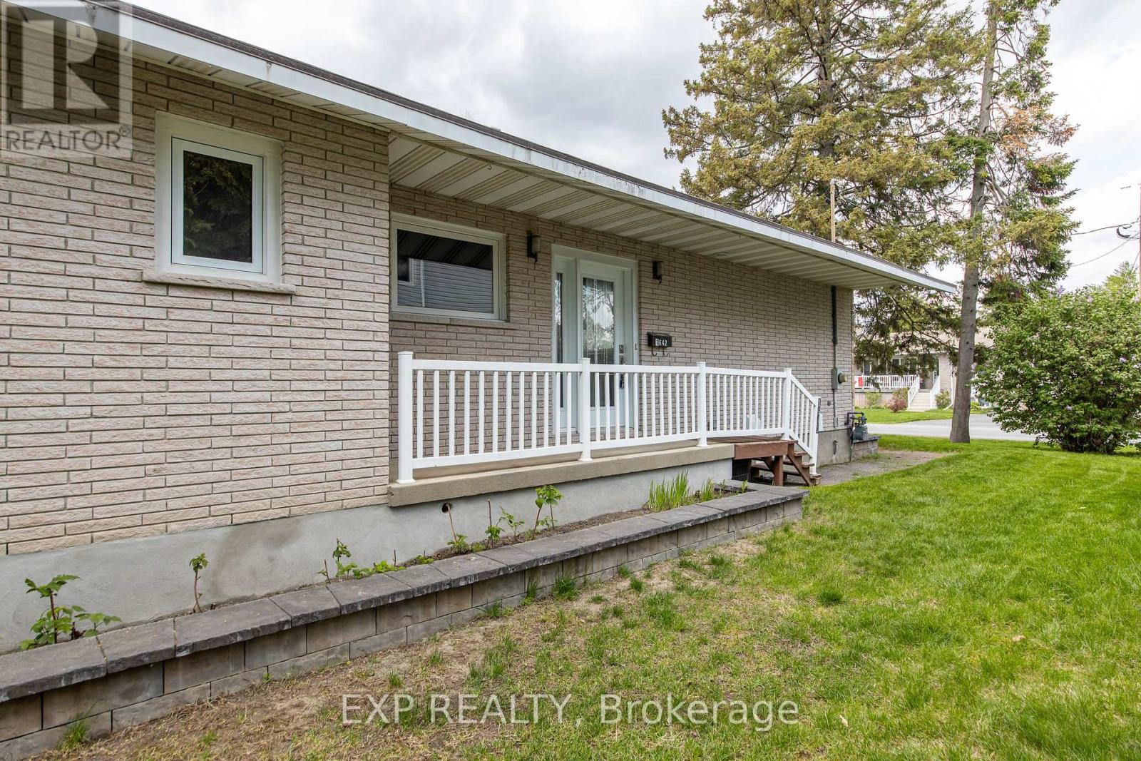 1642 Valmarie Avenue, Ottawa, Ontario  K2C 1W1 - Photo 2 - X13452902