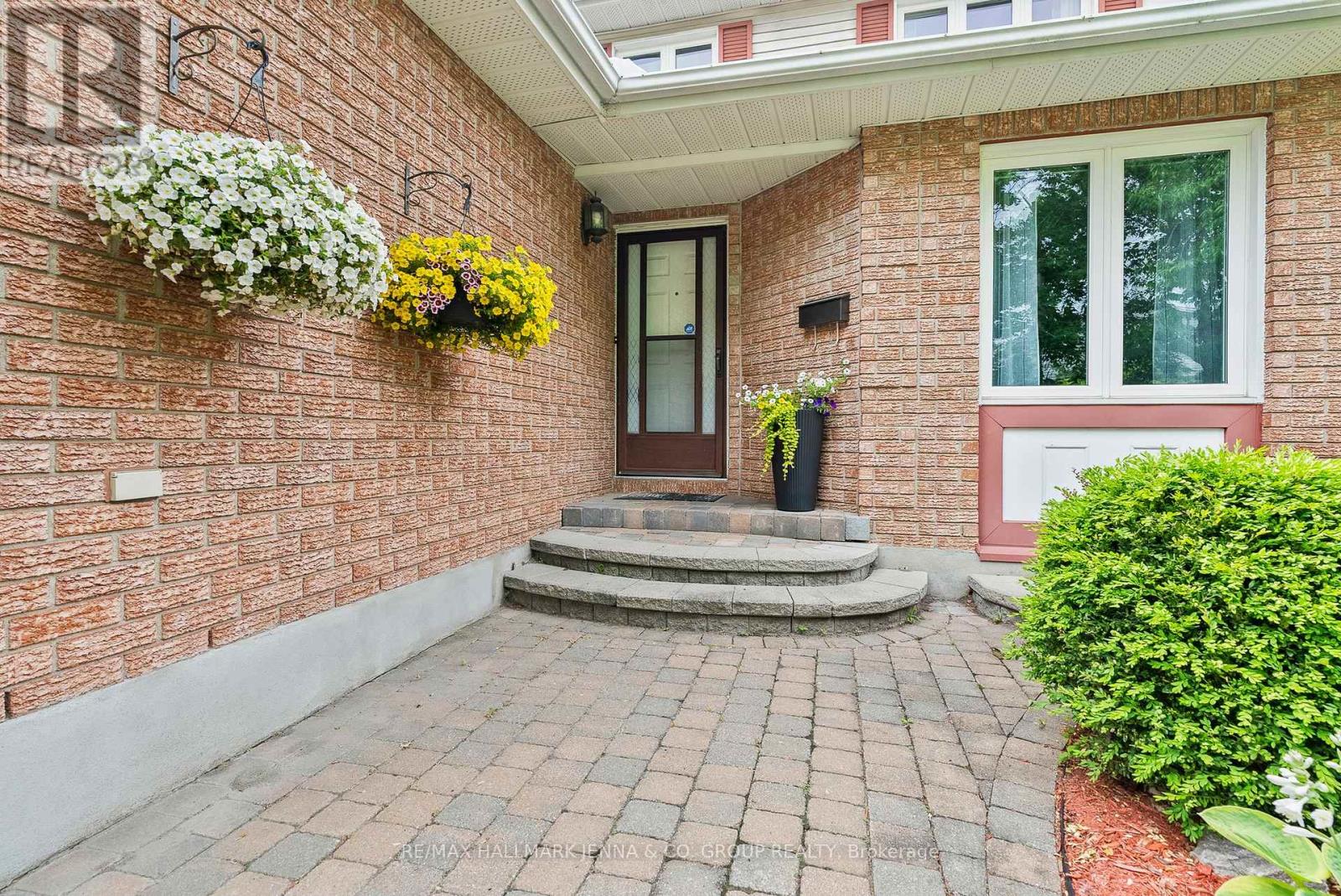 70 Huntersfield Drive, Ottawa, Ontario  K1T 3L7 - Photo 2 - X13453188