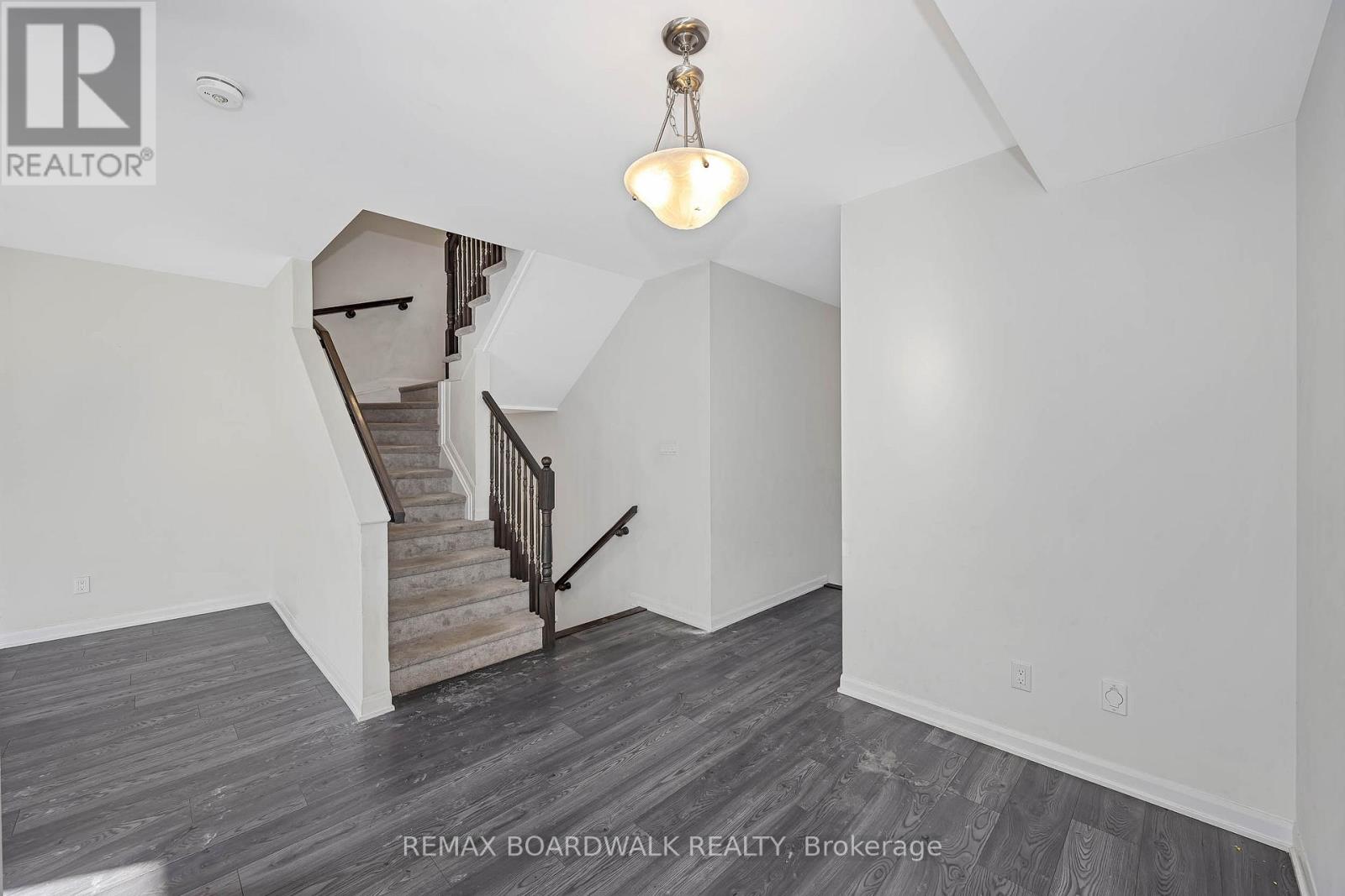 2063 Caltra Crescent, Ottawa, Ontario  K2V 6V4 - Photo 9 - X13455656