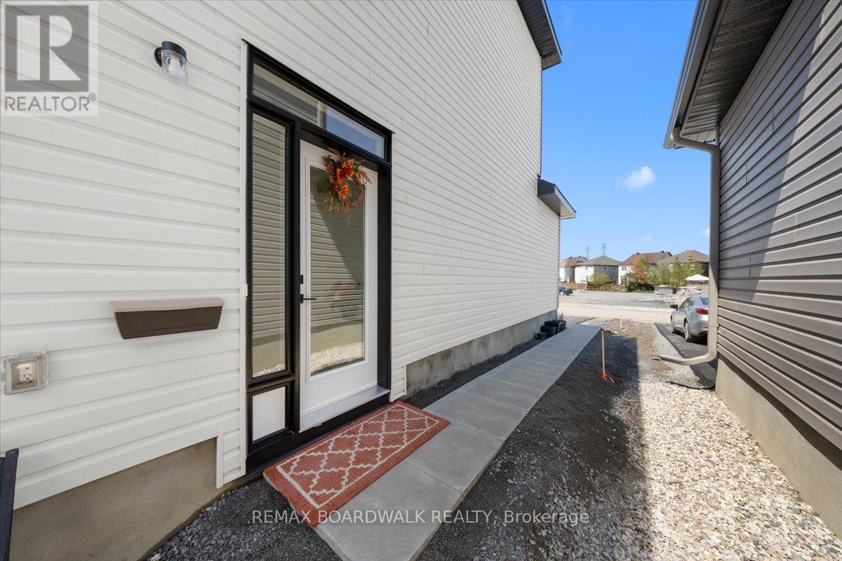 141 Shelleright Street, Ottawa, Ontario  K2S 1B6 - Photo 2 - X13456512