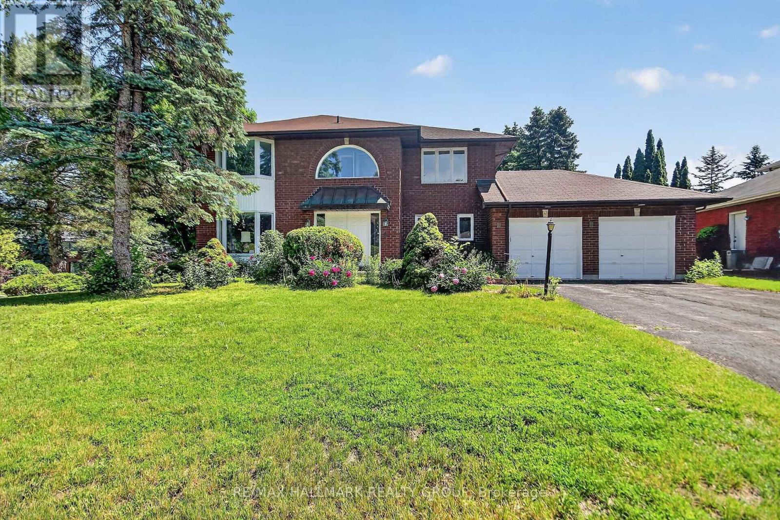 9 HALLDORSON CRESCENT, Ottawa, Ontario