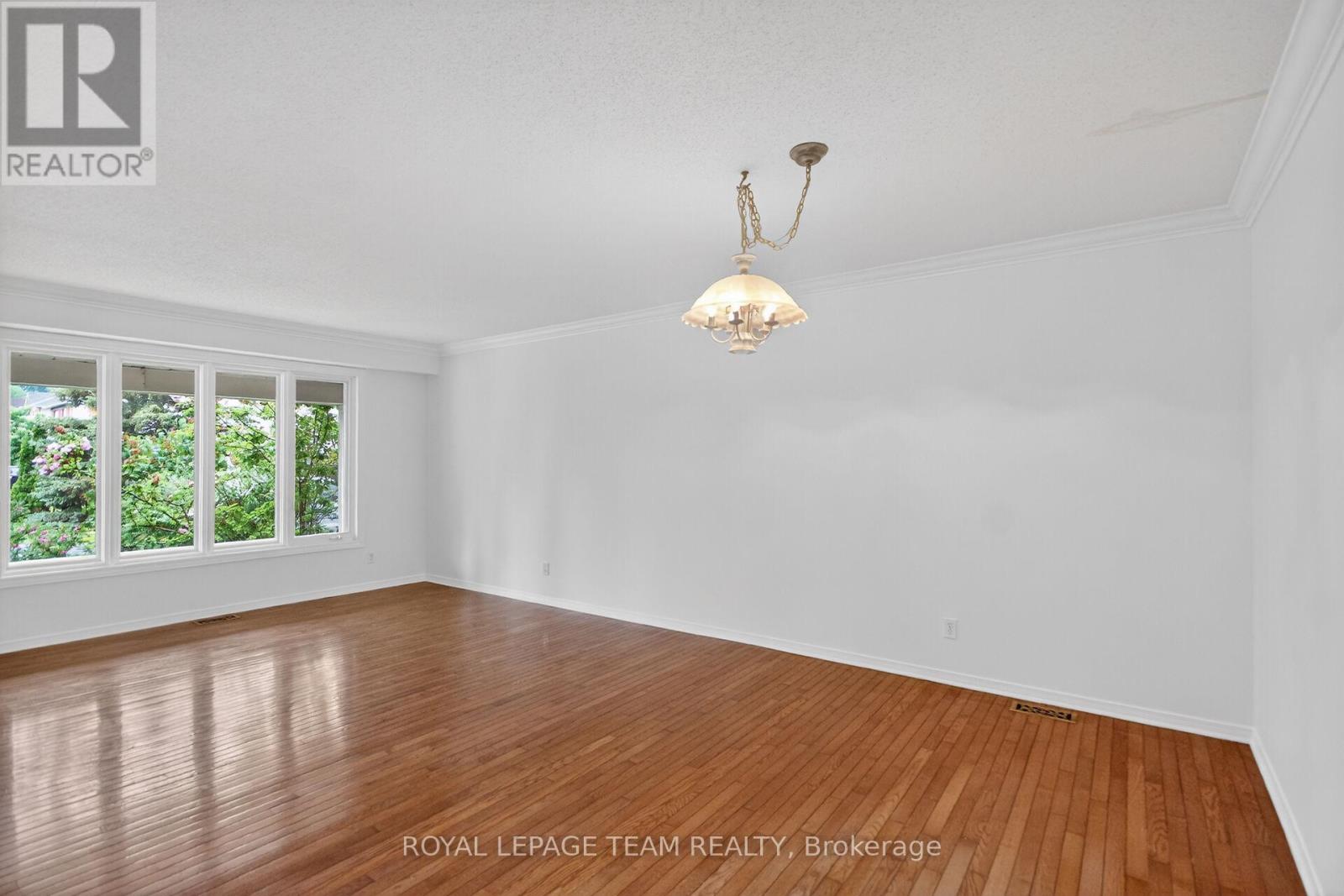 Windhurst Drive - 19 Windhurst Drive, Ottawa, Ontario  K2G 6G5 - Photo 10 - X13460562