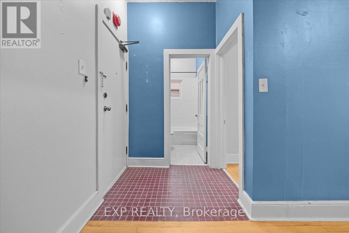1 - 484 Gilmour Street, Ottawa, Ontario  K1R 5L4 - Photo 2 - X13460674