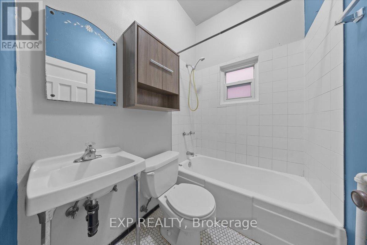 1 - 484 Gilmour Street, Ottawa, Ontario  K1R 5L4 - Photo 4 - X13460674