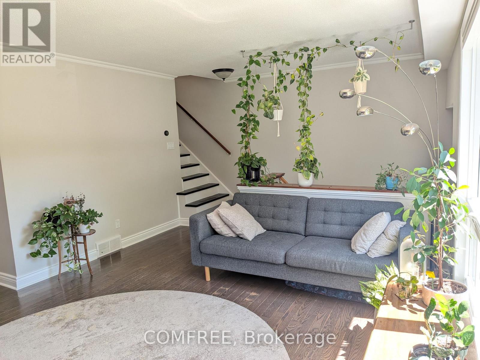 8b Forester Crescent, Ottawa, Ontario  K2H 8X9 - Photo 4 - X13461224