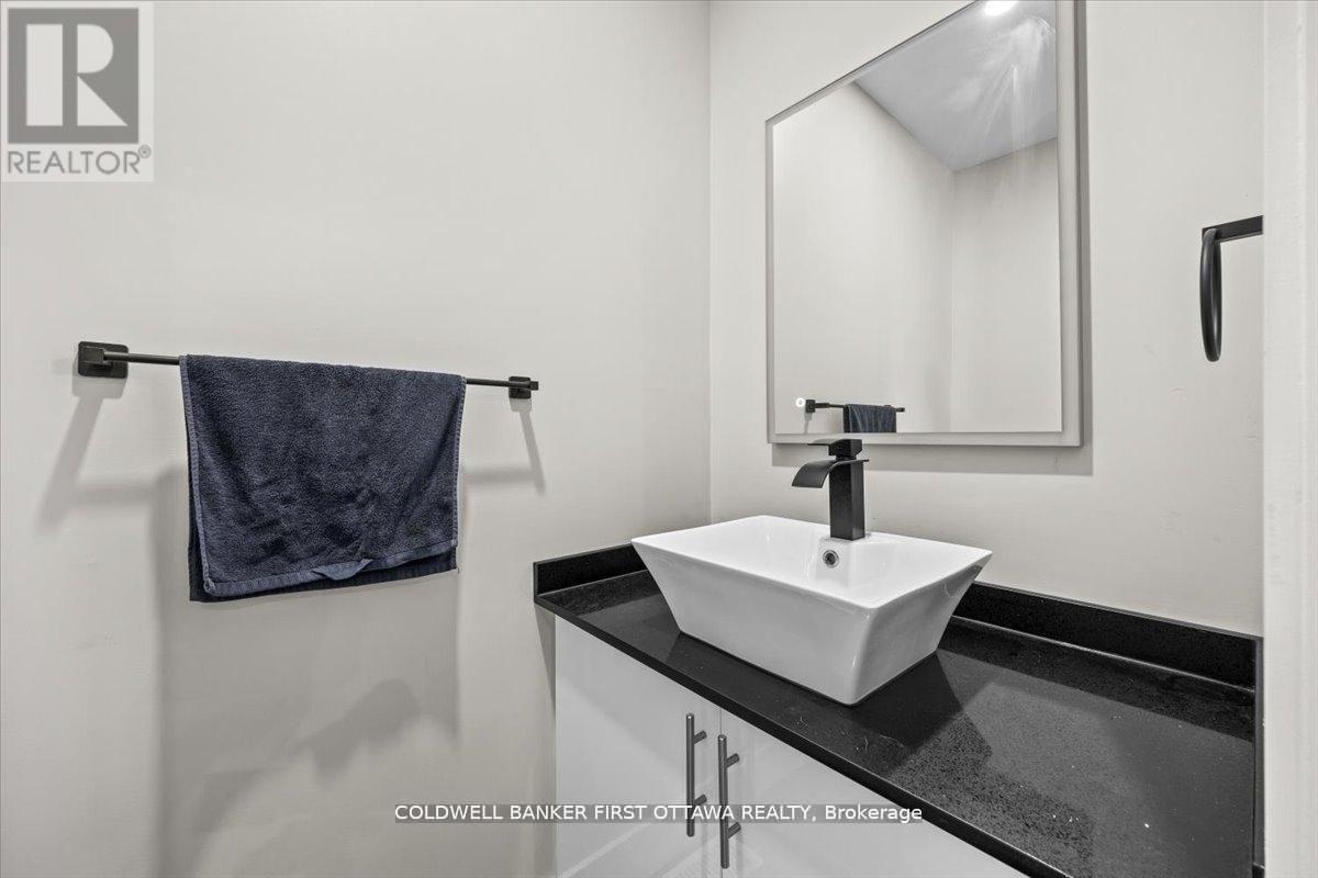 A & B - 25 Pennard Way, Ottawa, Ontario  K1T 4C1 - Photo 4 - X13463754