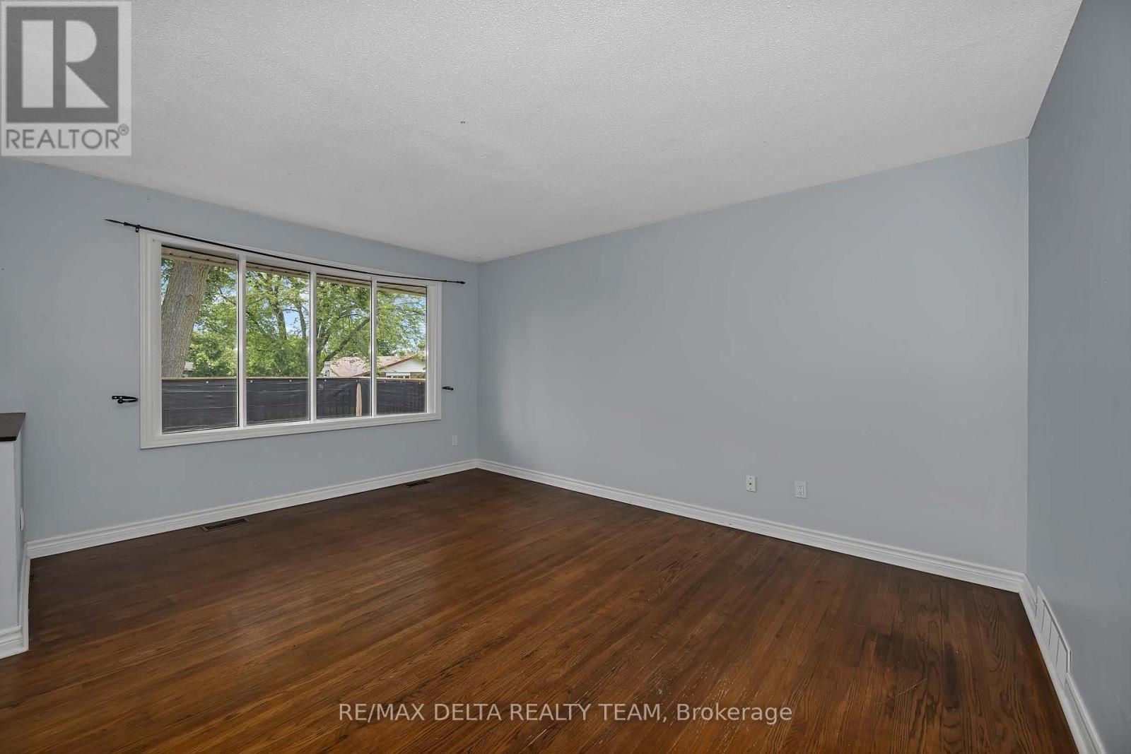 841 Balsam Drive, Ottawa, Ontario  K1E 1B8 - Photo 8 - X13464896
