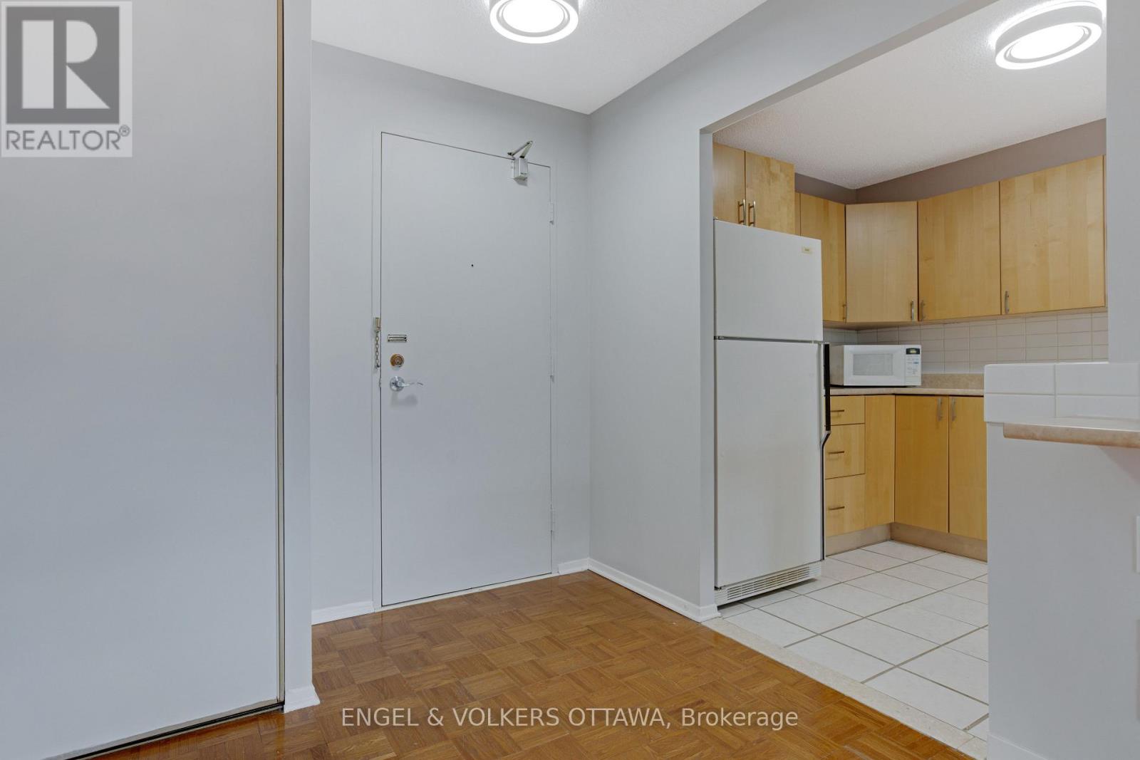 301 - 665 Bathgate Drive, Ottawa, Ontario  K1K 3Y4 - Photo 3 - X13466512