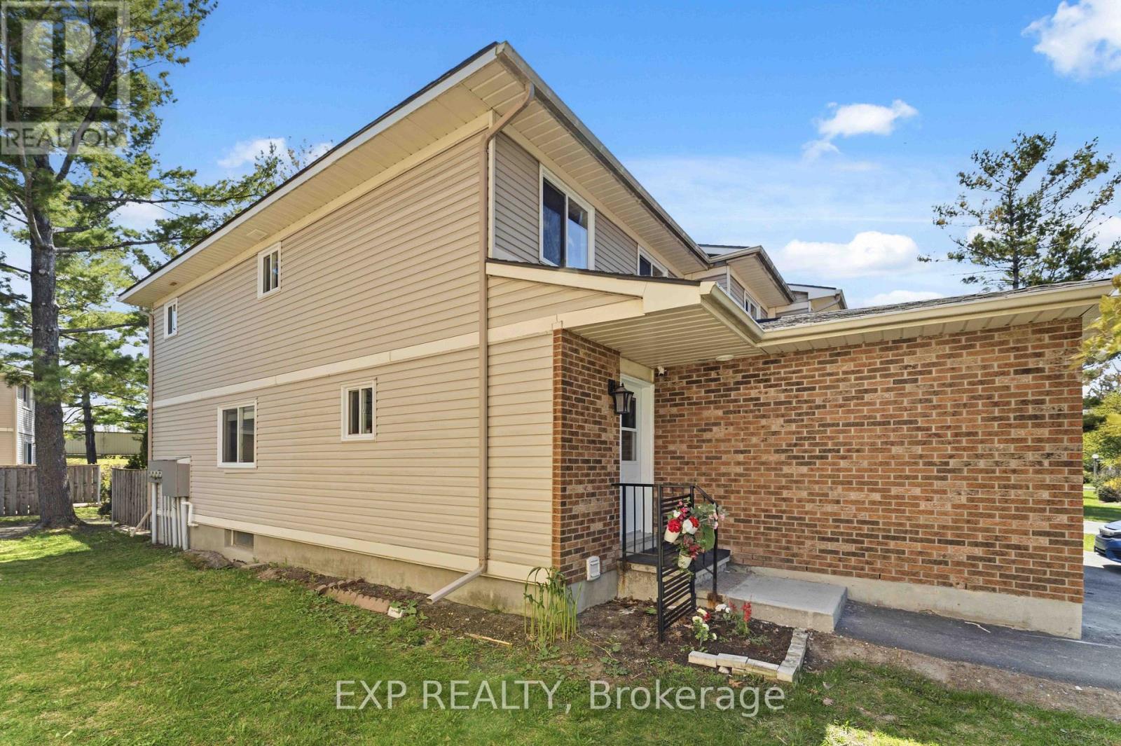 D - 146 Valley Stream Drive, Ottawa, Ontario  K2H 9C6 - Photo 2 - X13467336