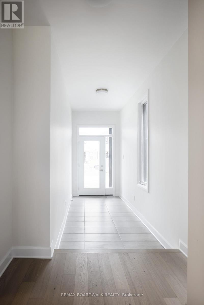 592 Roundhouse Crescent, Ottawa, Ontario  K2S 1K4 - Photo 3 - X13474228