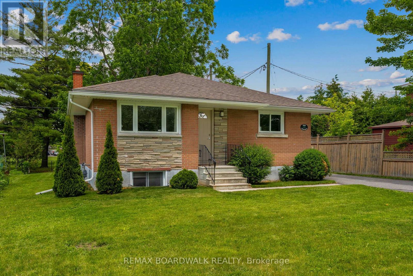 1311 Adirondack Drive, Ottawa, Ontario  K2C 2V7 - Photo 2 - X13475638