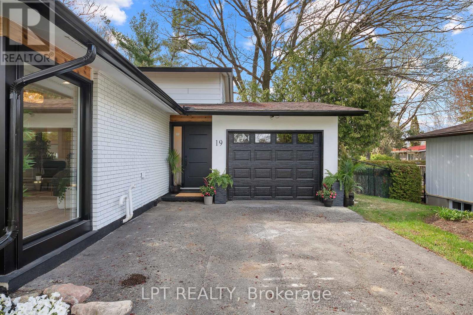 19 Moorcroft Road, Ottawa, Ontario  K2G 0M6 - Photo 2 - X13476250