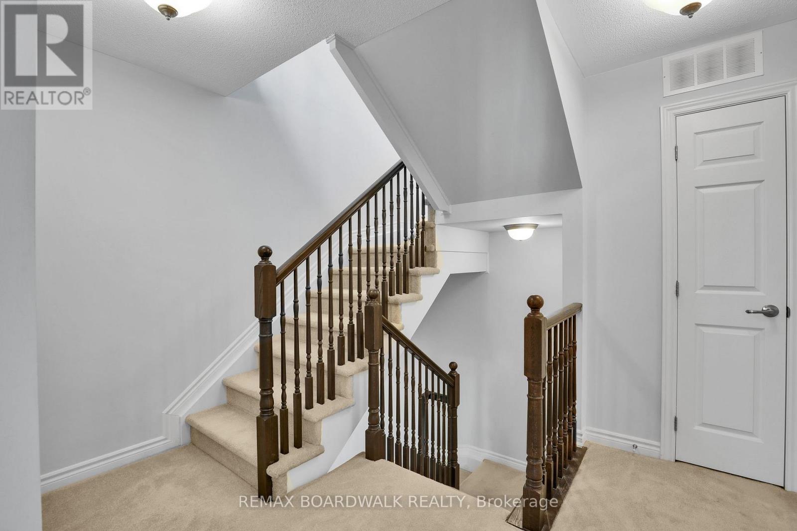 810 Mikinak Road, Ottawa, Ontario  K1K 5A5 - Photo 10 - X13478624