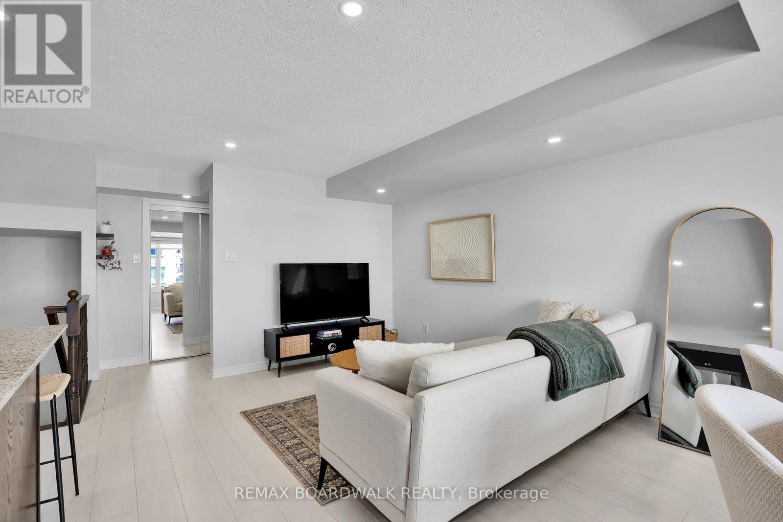 810 Mikinak Road, Ottawa, Ontario  K1K 5A5 - Photo 11 - X13478624