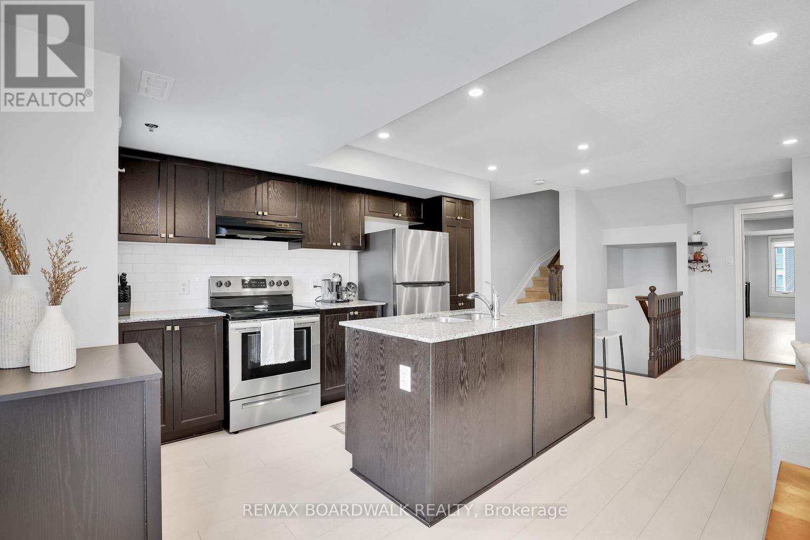 810 Mikinak Road, Ottawa, Ontario  K1K 5A5 - Photo 16 - X13478624