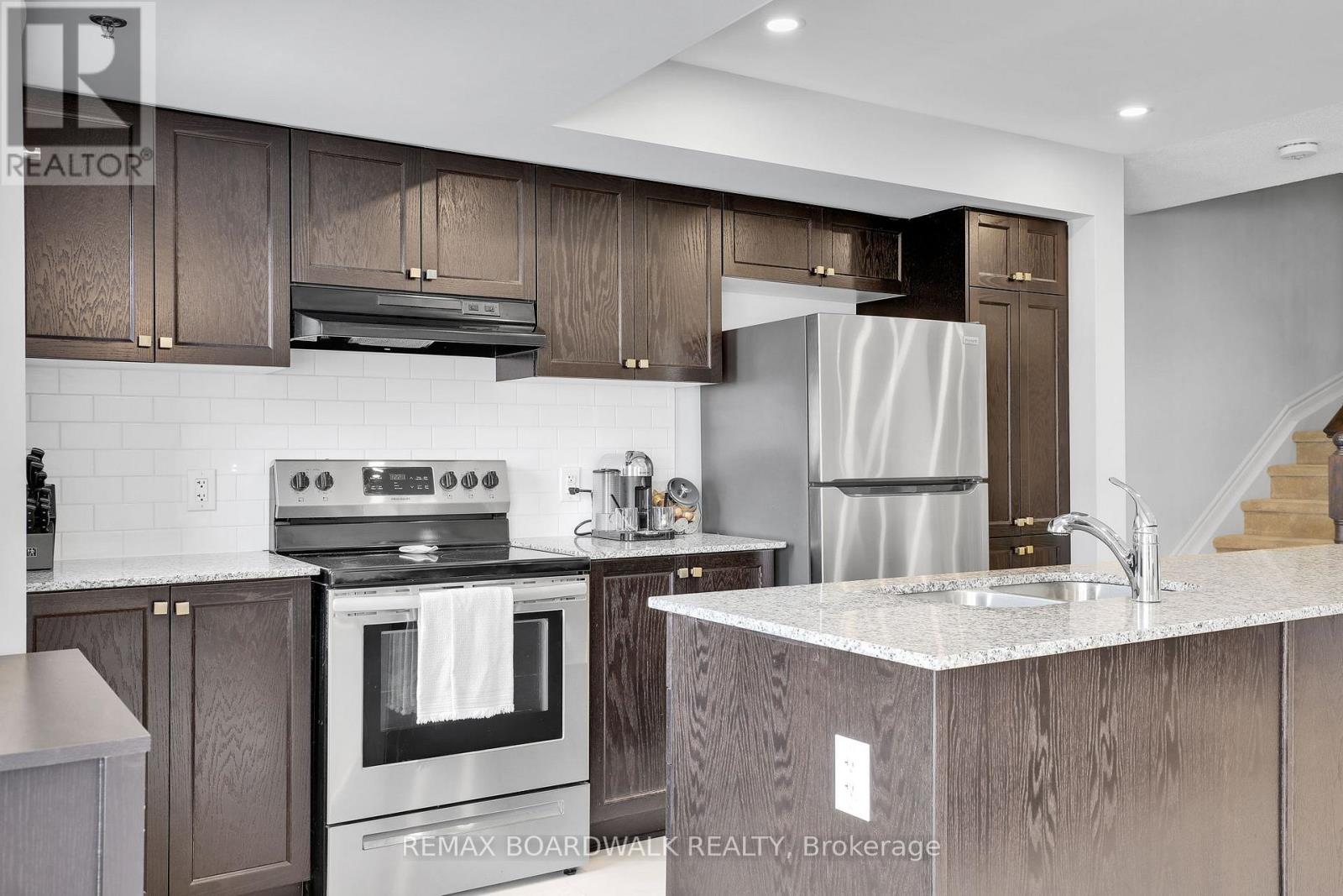 810 Mikinak Road, Ottawa, Ontario  K1K 5A5 - Photo 17 - X13478624