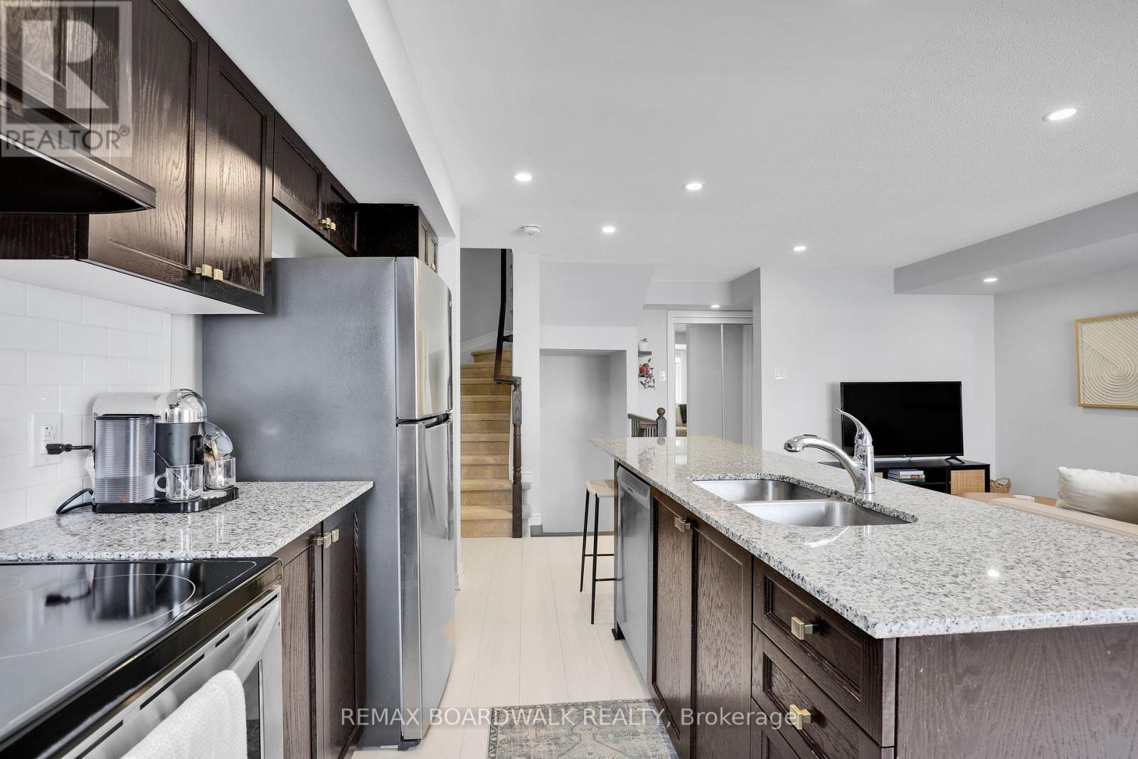 810 Mikinak Road, Ottawa, Ontario  K1K 5A5 - Photo 18 - X13478624