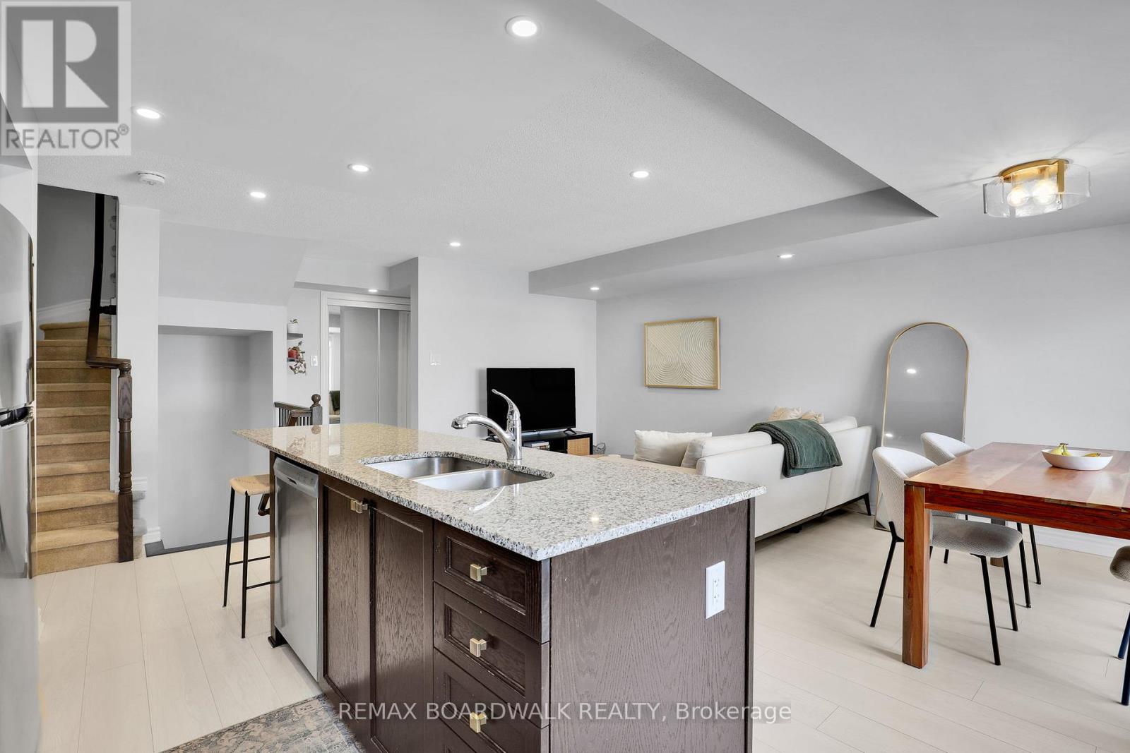 810 Mikinak Road, Ottawa, Ontario  K1K 5A5 - Photo 19 - X13478624