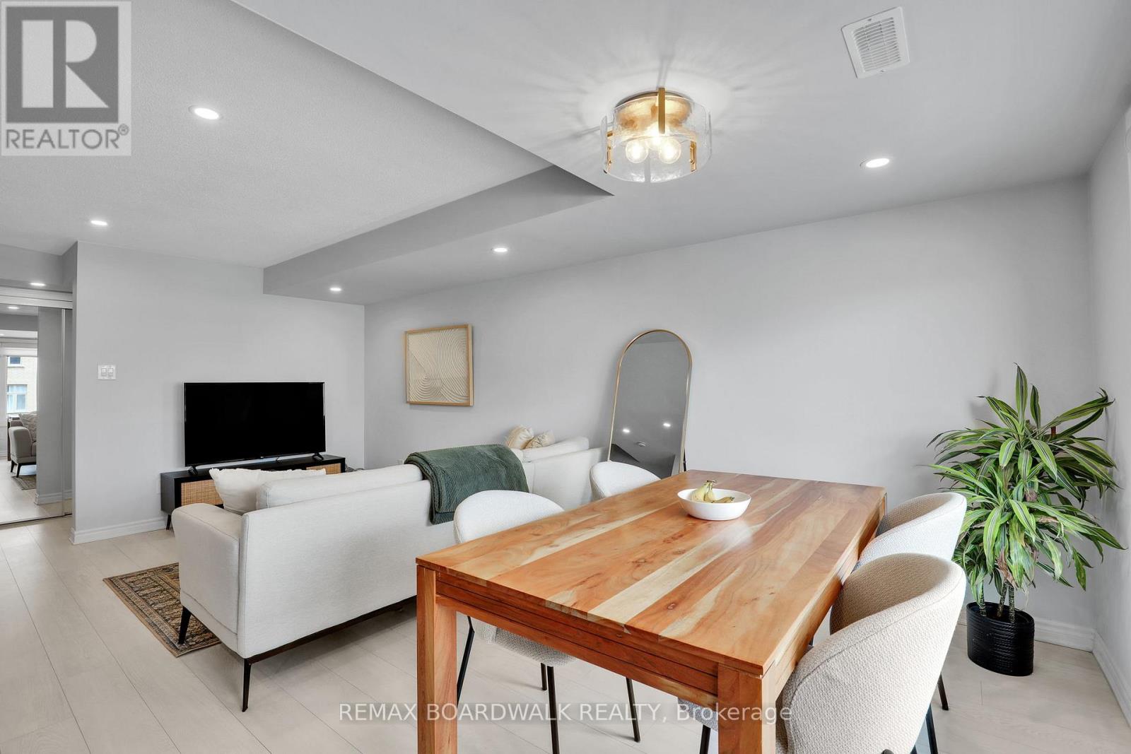 810 Mikinak Road, Ottawa, Ontario  K1K 5A5 - Photo 3 - X13478624
