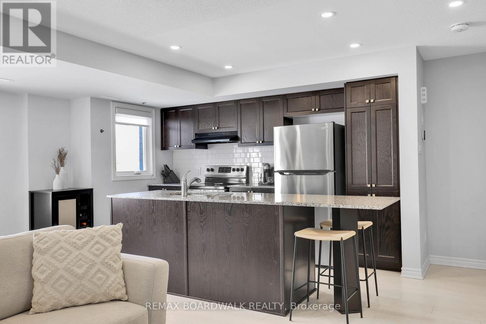 810 Mikinak Road, Ottawa, Ontario  K1K 5A5 - Photo 4 - X13478624