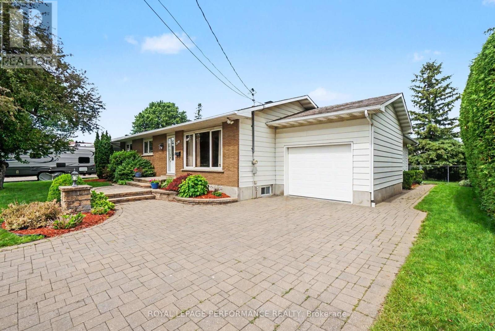 1599 Maxime Street, Ottawa, Ontario  K1B 3K9 - Photo 2 - X13481706