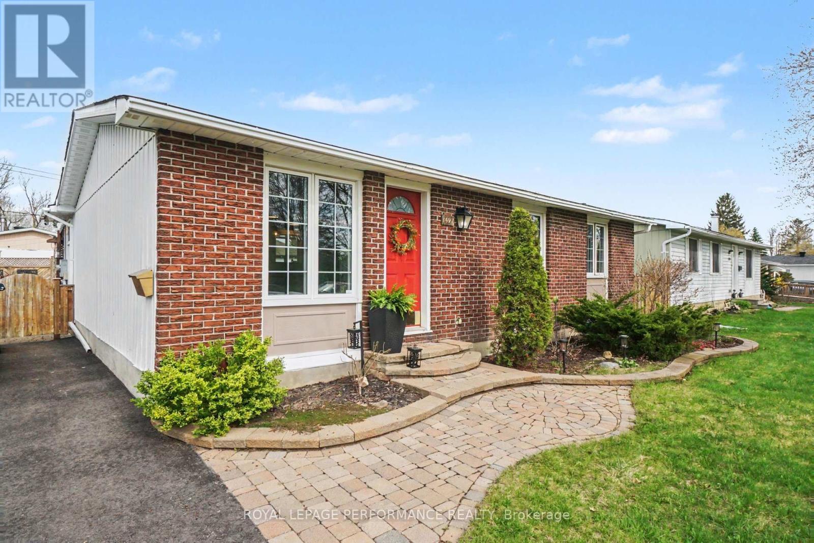 1497 Blackheath Street, Ottawa, Ontario  K1E 1K6 - Photo 2 - X13481754