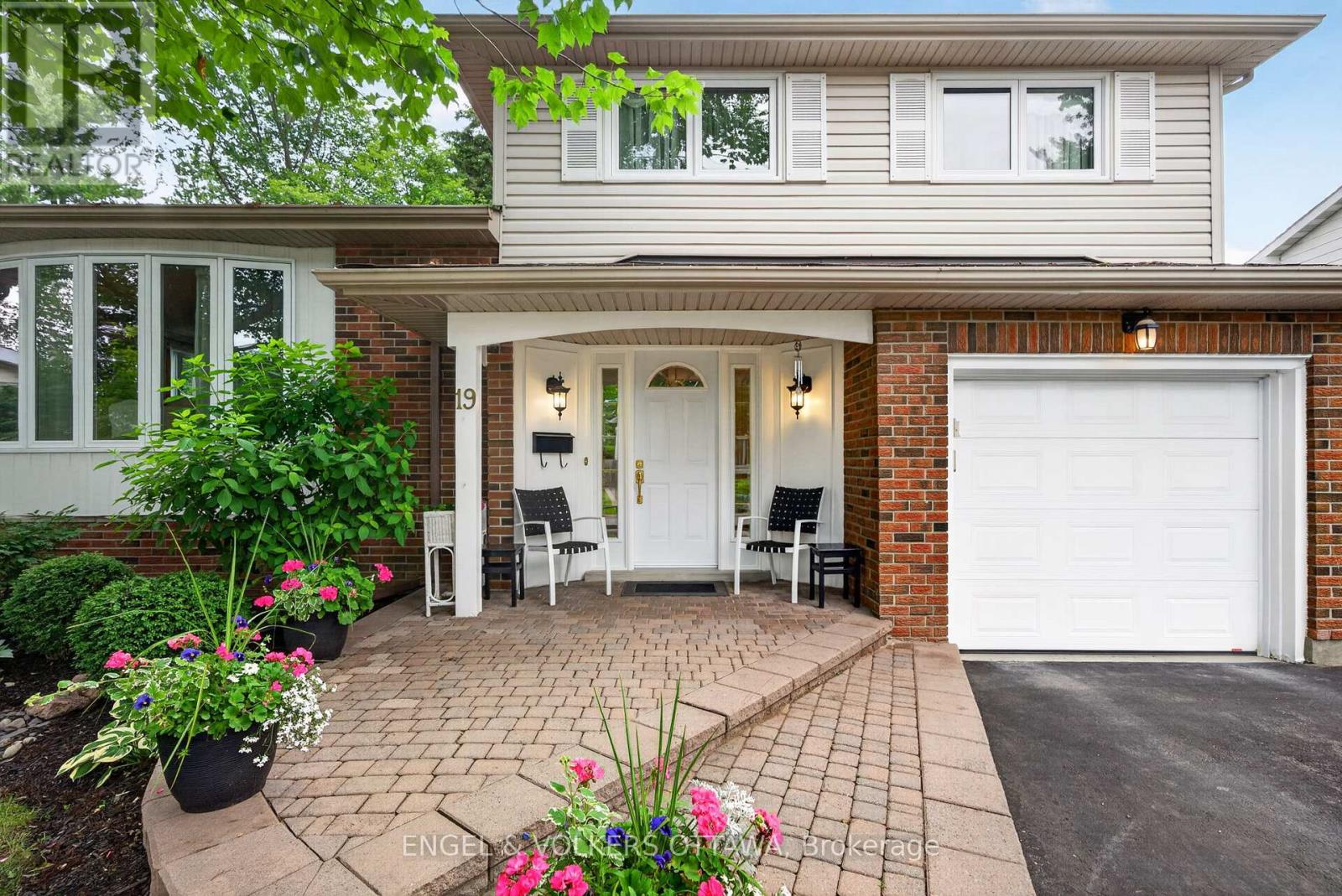 19 Woodhill Crescent, Ottawa, Ontario  K1B 3B7 - Photo 2 - X13484764