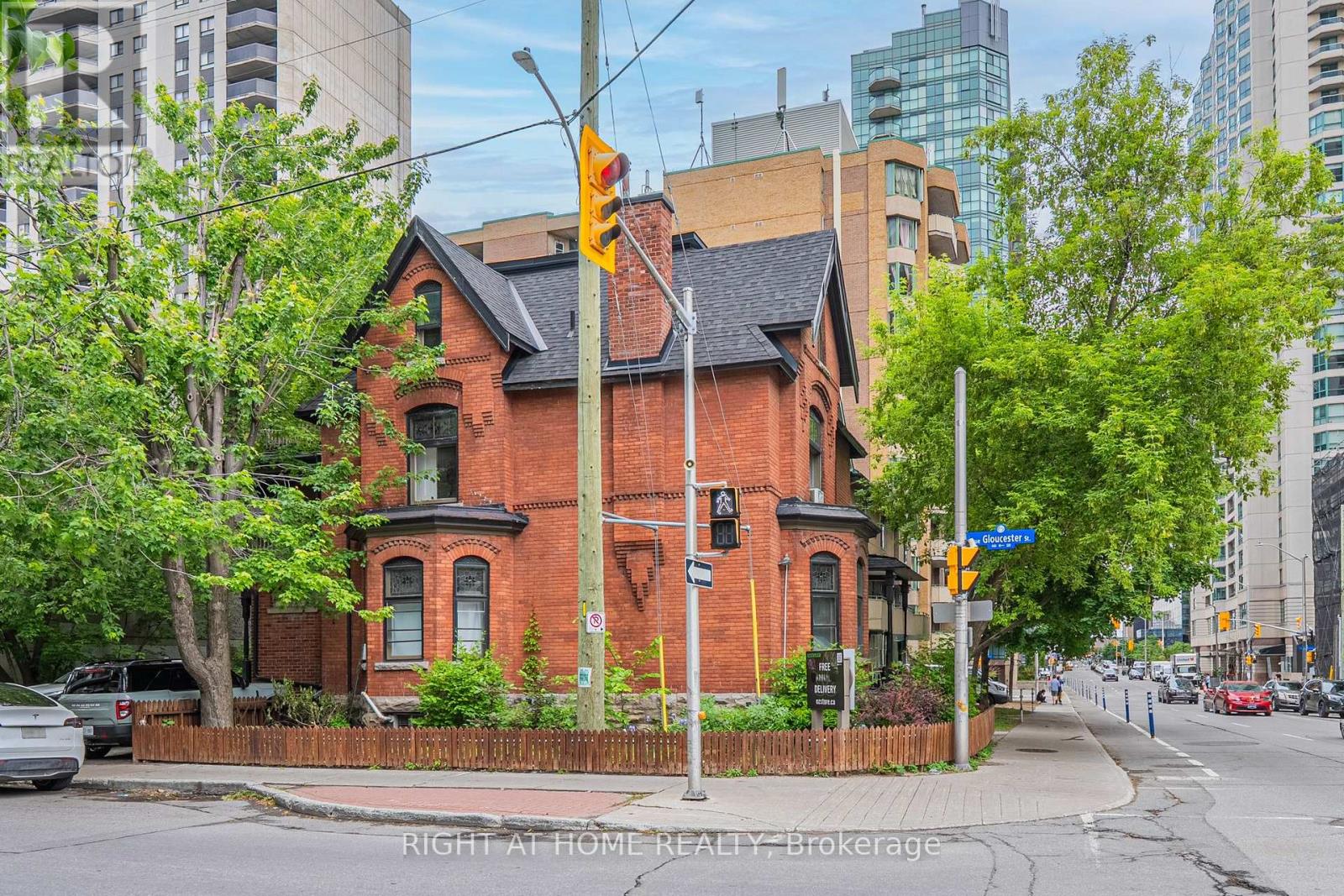 B - 220 Lyon Street N, Ottawa, Ontario  K1R 5V7 - Photo 1 - X13485924