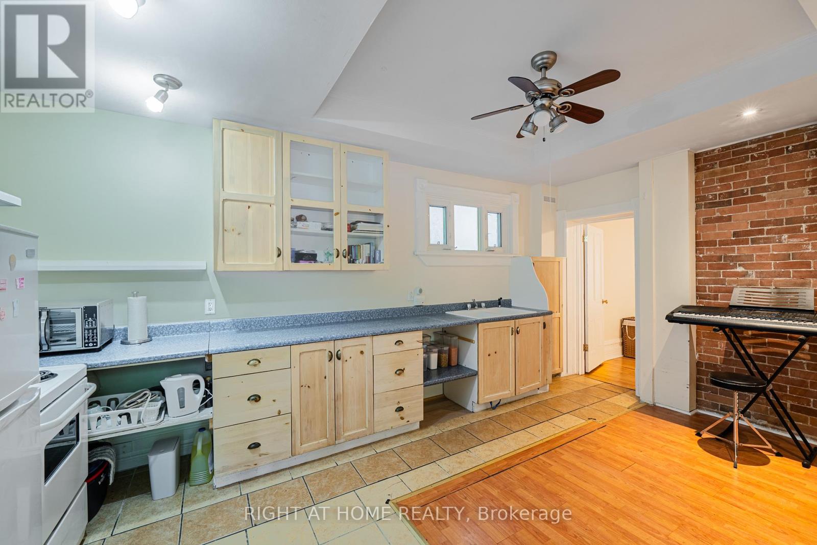 B - 220 Lyon Street N, Ottawa, Ontario  K1R 5V7 - Photo 3 - X13485924