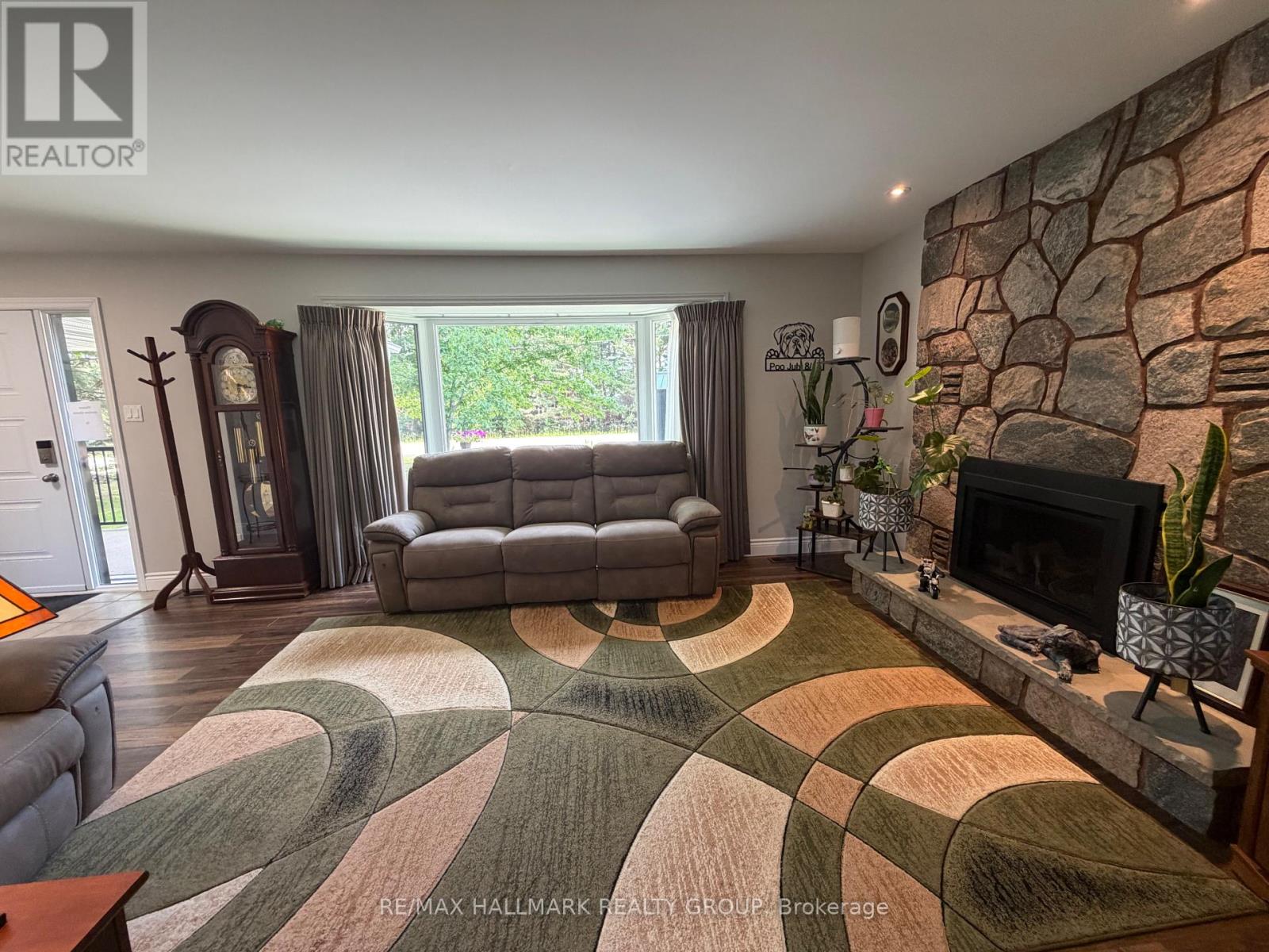 9950 Round Lake Road, Laurentian Valley, Ontario  K8A 0K5 - Photo 12 - X13487070