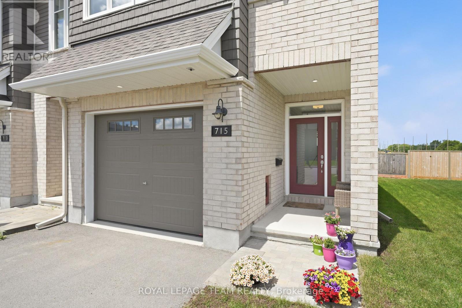 715 Maverick Crescent, Ottawa, Ontario  K2S 2X1 - Photo 2 - X13487072