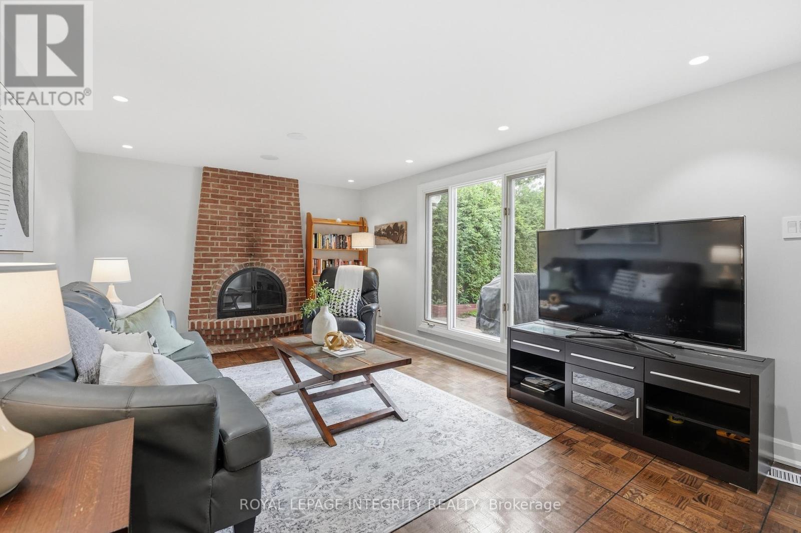 6 Woodview Crescent, Ottawa, Ontario  K1B 3A9 - Photo 4 - X13489264