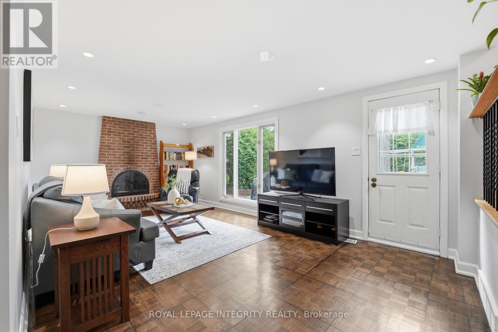6 Woodview Crescent, Ottawa, Ontario  K1B 3A9 - Photo 5 - X13489264