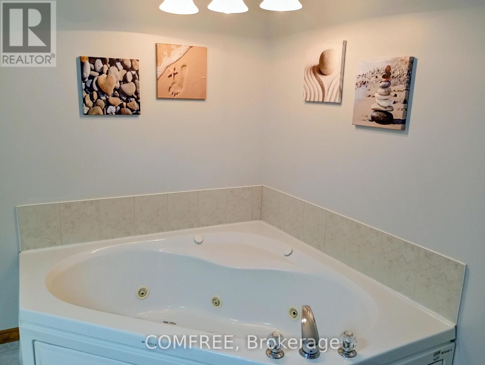 35 Tanya Drive, Southwest Middlesex, Ontario  N0L 1M0 - Photo 12 - X13490048