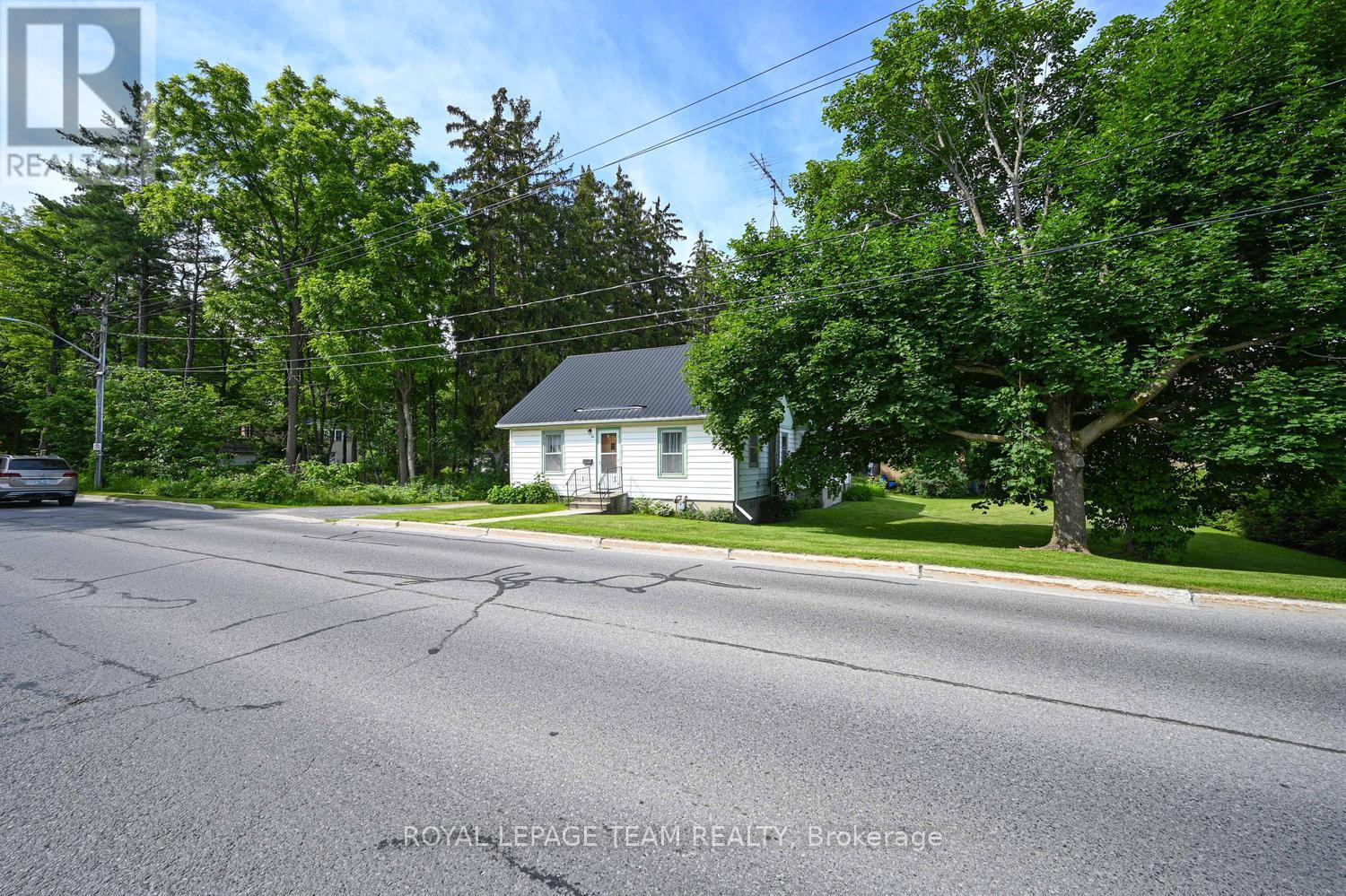 64 Drummond St. Street W, Perth, Ontario  K2H 2K4 - Photo 3 - X13496642