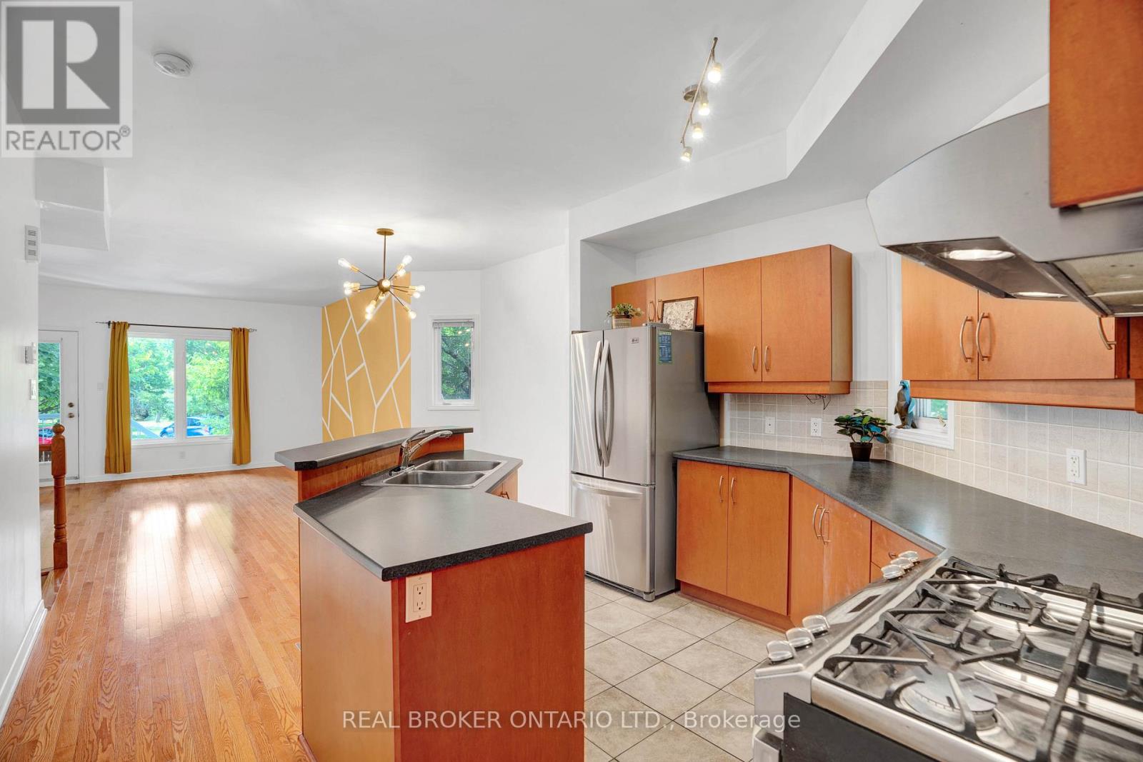 292 London Terrace, Ottawa, Ontario  K1K 4T2 - Photo 4 - X13497734