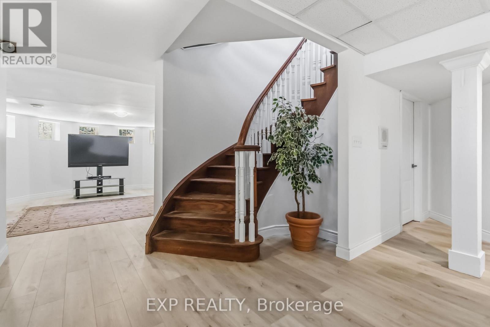 1401 Tamworth Court, Burlington, Ontario  L7P 4V3 - Photo 2 - W13499222