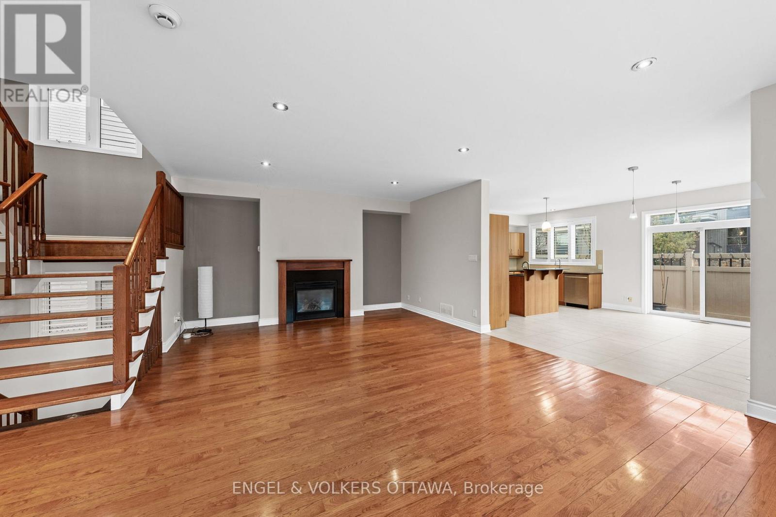 249 Atlantis Avenue, Ottawa, Ontario  K2A 1X9 - Photo 3 - X13505832