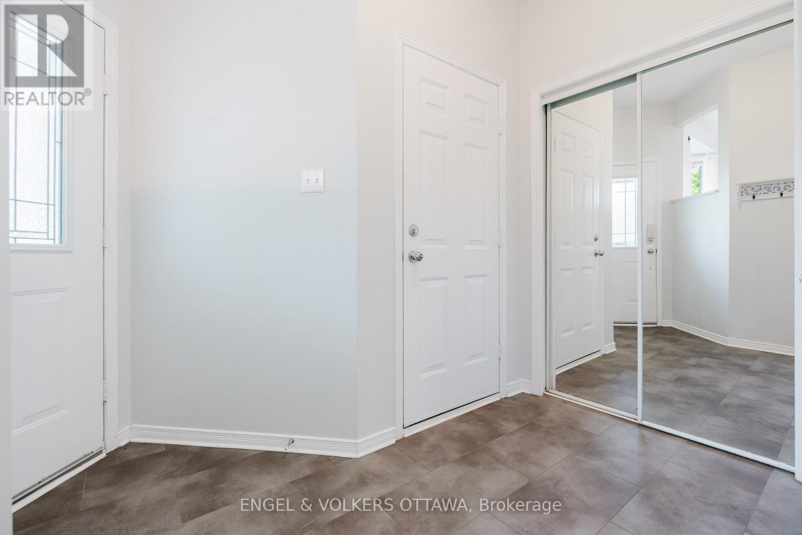 77 Whalings Circle, Ottawa, Ontario  K2S 1S4 - Photo 5 - X13511162
