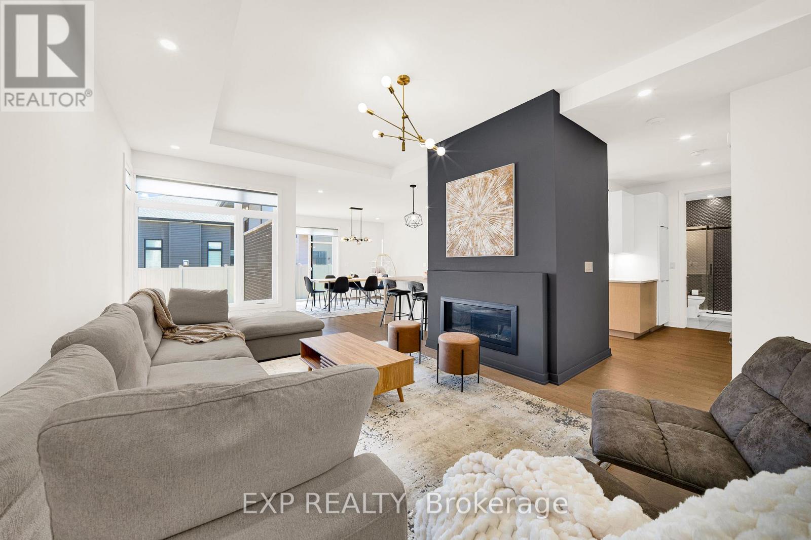 708 Wooler Place, Ottawa, Ontario  K1T 0T6 - Photo 2 - X13511702